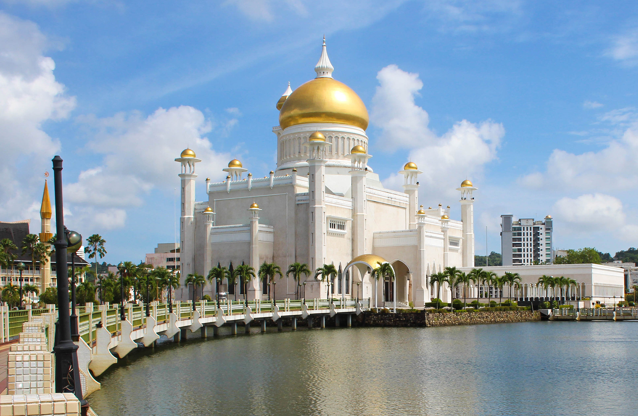 APEC Stories: Omar Ali Saifuddien Mosque embodies Brunei's modernization