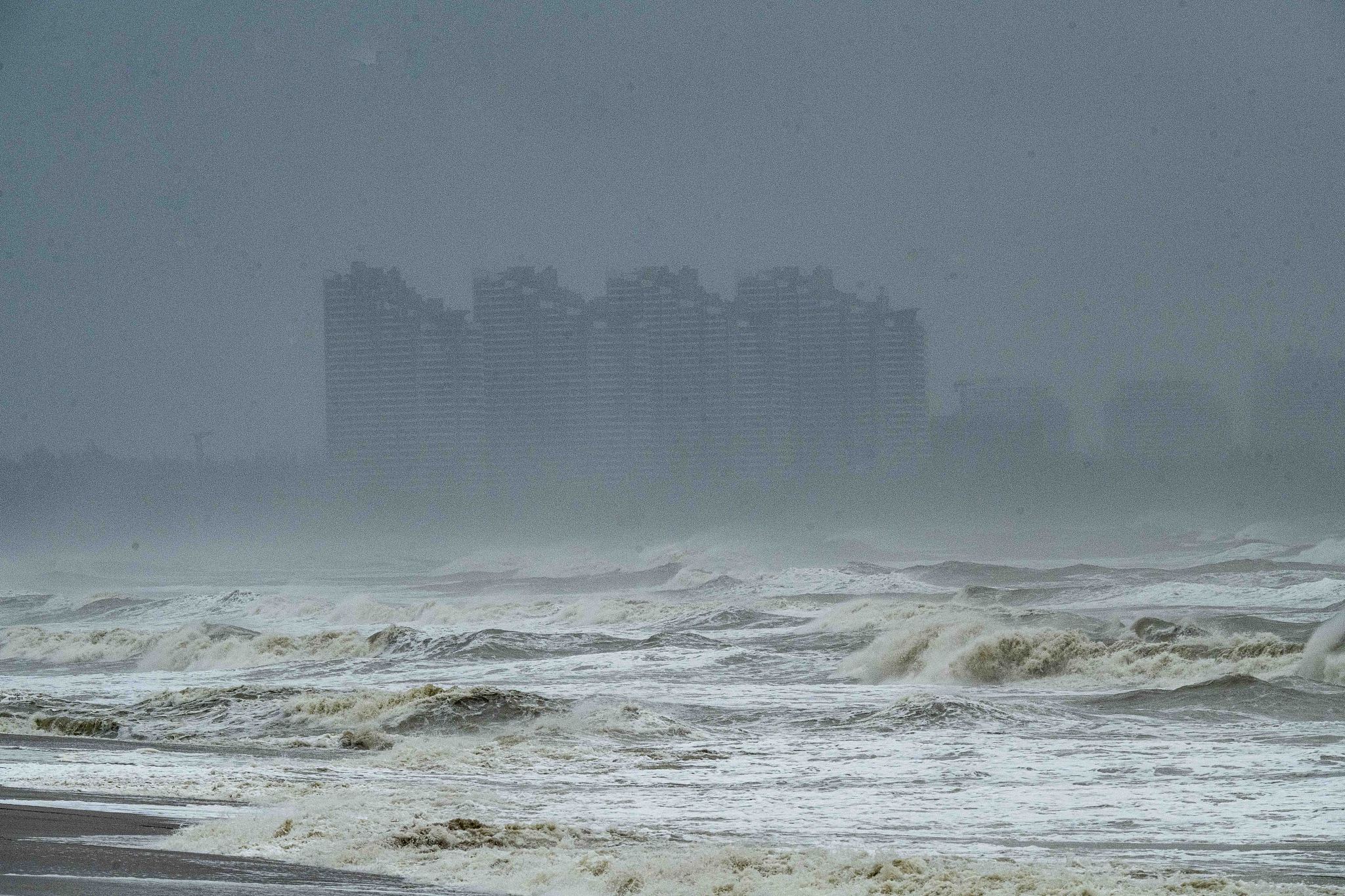 Surging waves along the coast of Qionghai City, Hainan Province, south China, October 22, 2025. /VCG