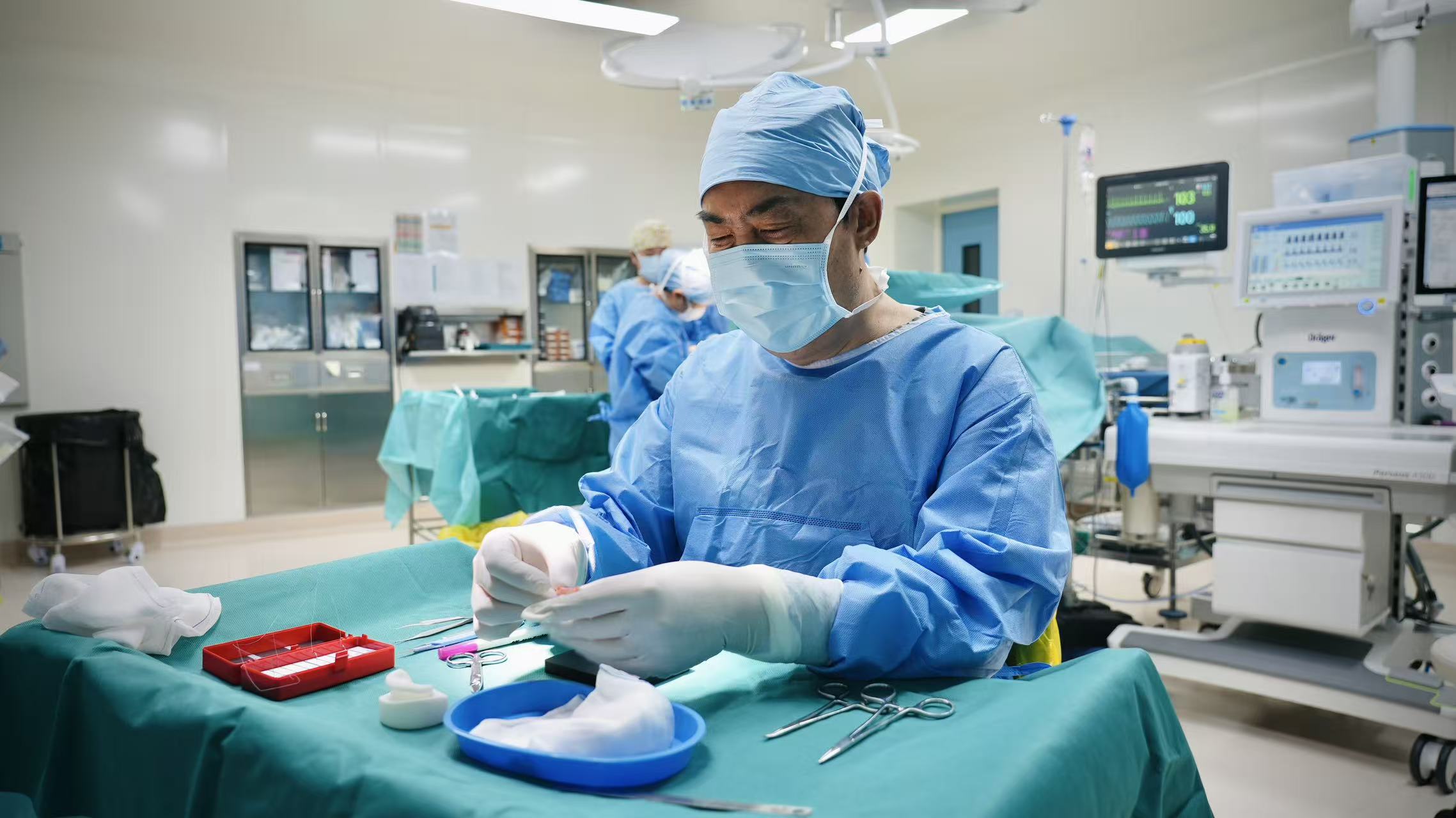 Professor Guo prepares for the carving of the ear scaffold. /CGTN