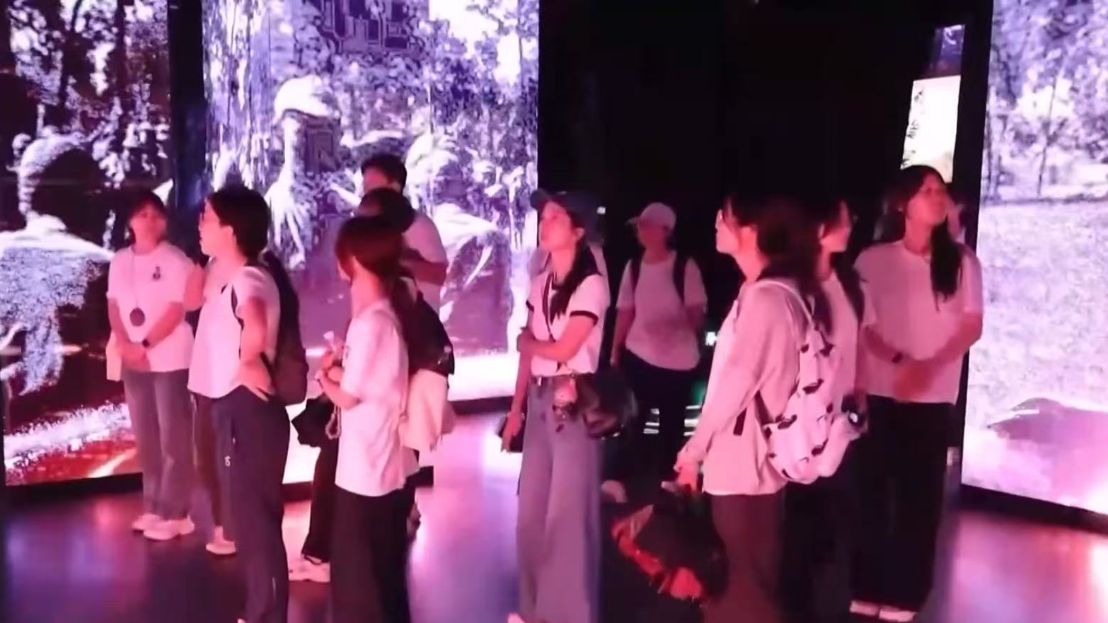 Visitors enjoy an immersive experience of historic incidents during the Long March. /CMG