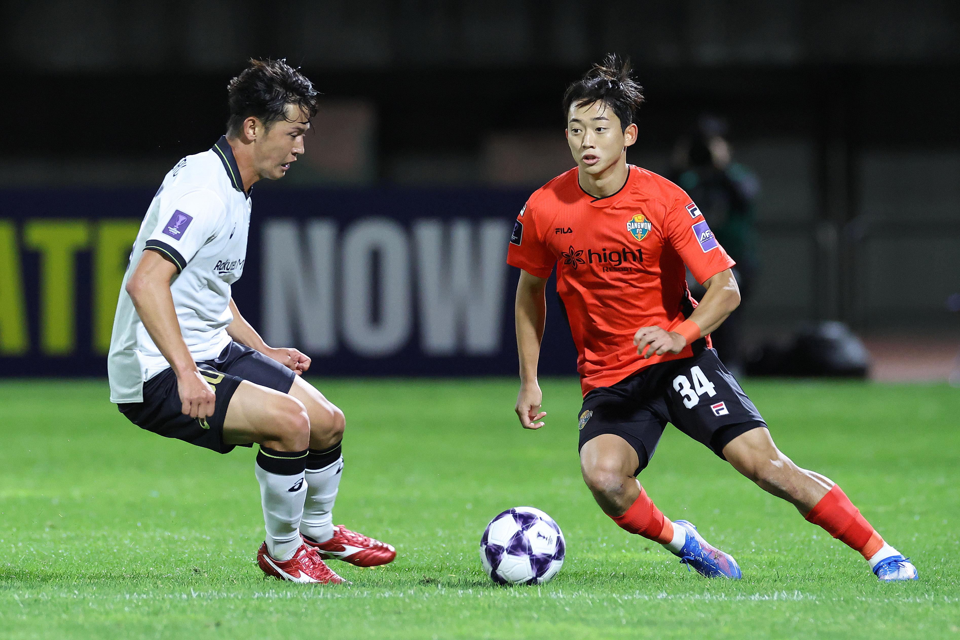 Gangwon's Song Jun-seok (R) controls the ball against Vissel Kobe in an AFC Champions League Elite East Zone match in Chuncheon, South Korea, October 22, 2025. /VCG