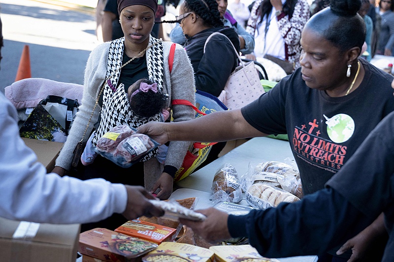 Volunteers seen preparing food for furloughed federal workers in Hyattsville, Maryland, United States, Oct. 21, 2025./VCG