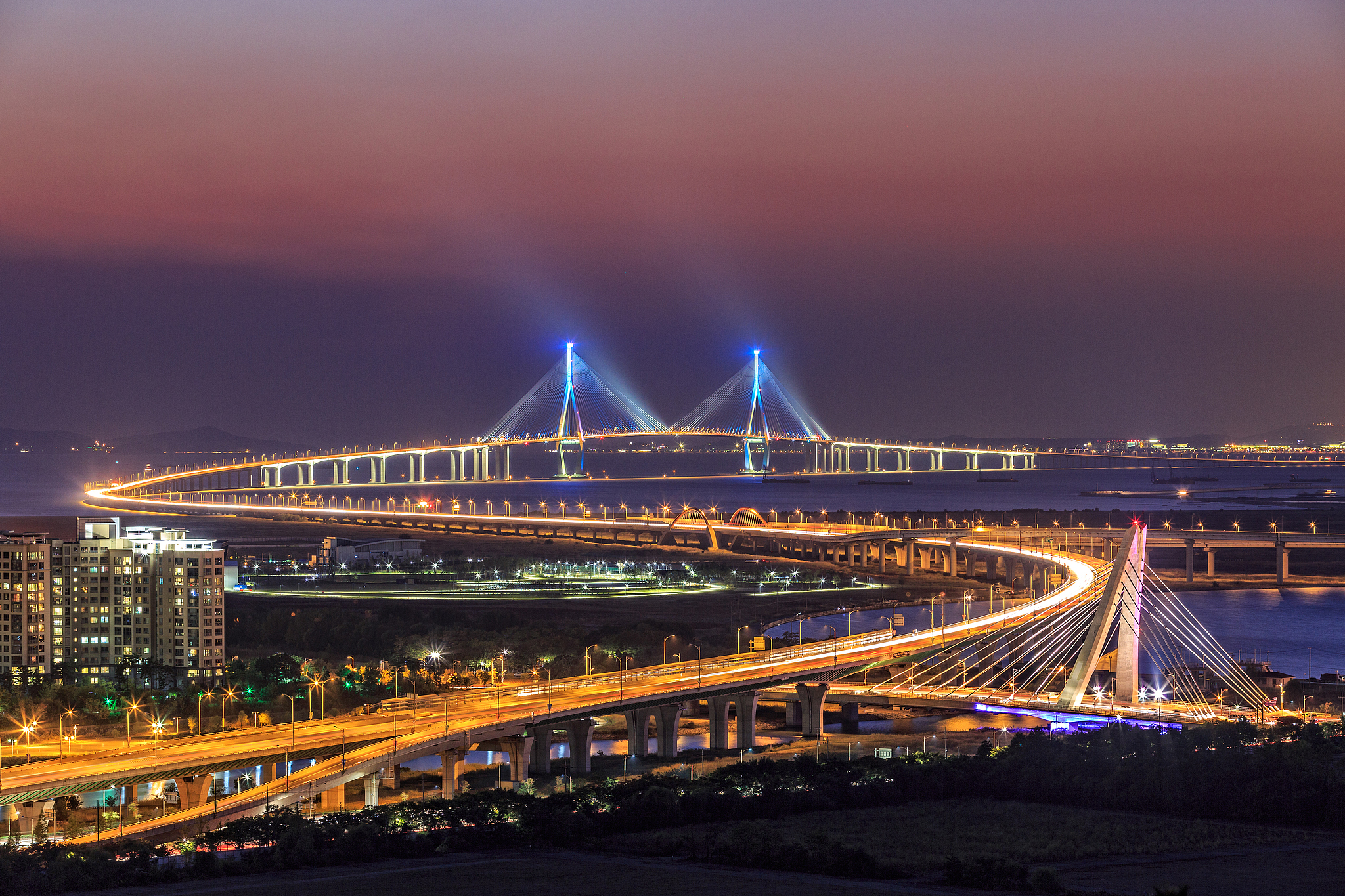 Night view of the Incheon Bridge in Incheon, South Korea. /VCG