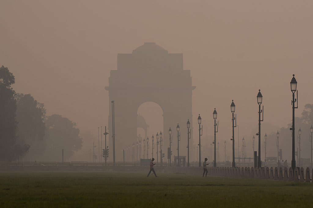 Commuters navigate the smog-shrouded India Gate two days after Diwali celebrations in New Delhi, India, on October 22, 2025. /CFP