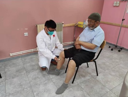 Lu performs acupuncture to help a local resident relieve knee pain in Setif, Algeria, on November 18, 2022. /provided to CGTN by Lu Yuanzheng