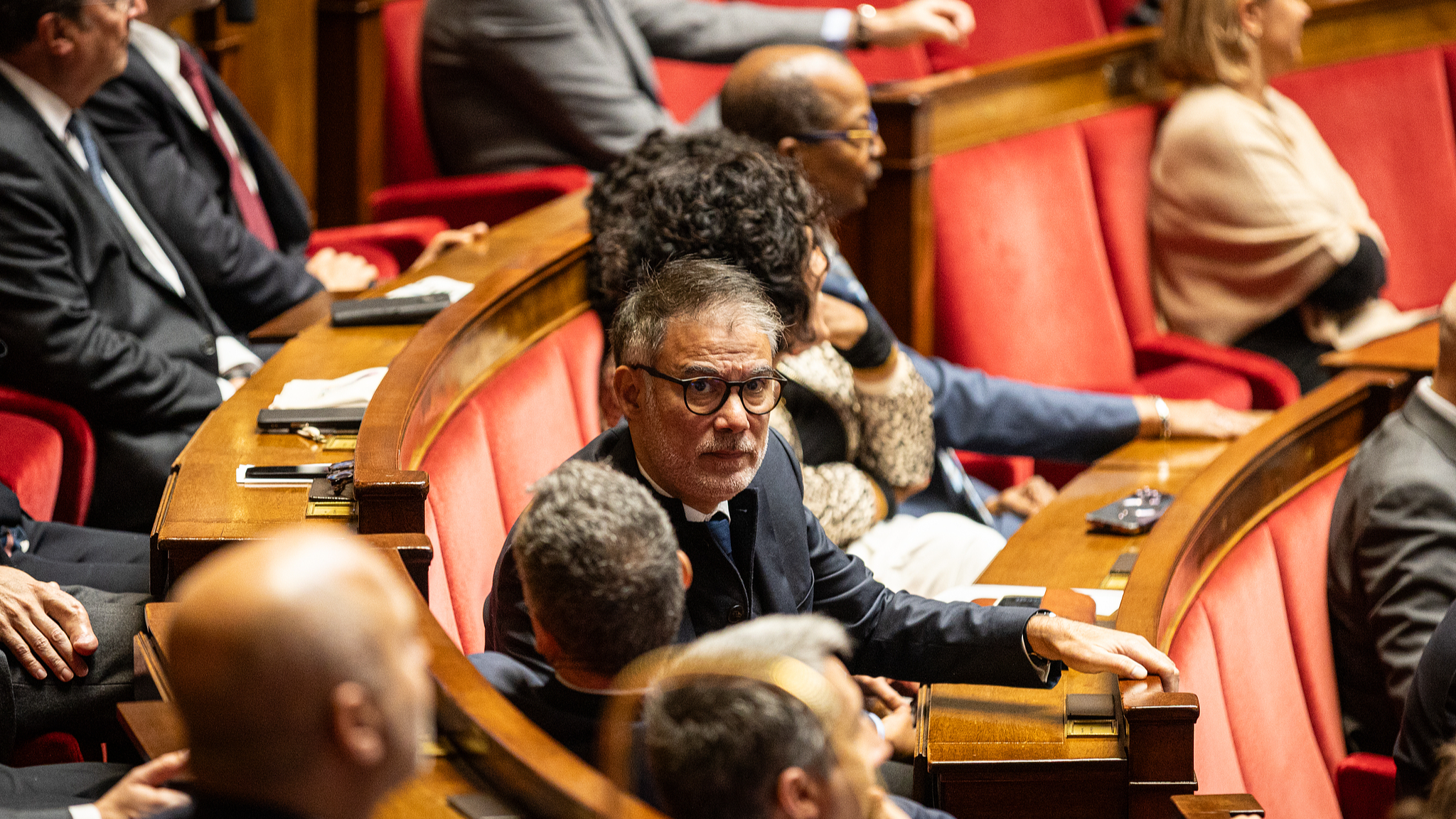 France's Socialists threaten to oust government amid budget talks