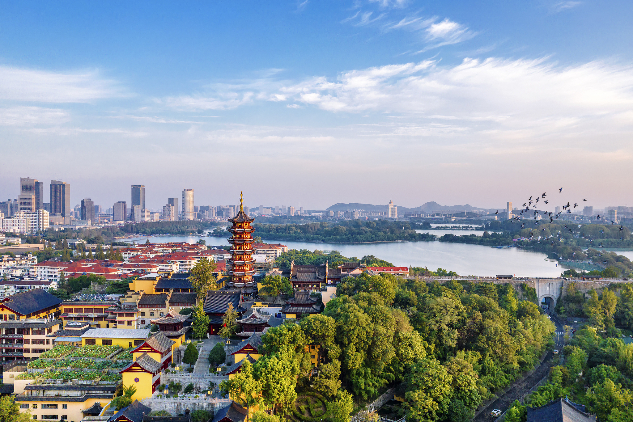 The Jiming Temple with Xuanwu Lake Park in the background in Nanjing, China. /VCG
