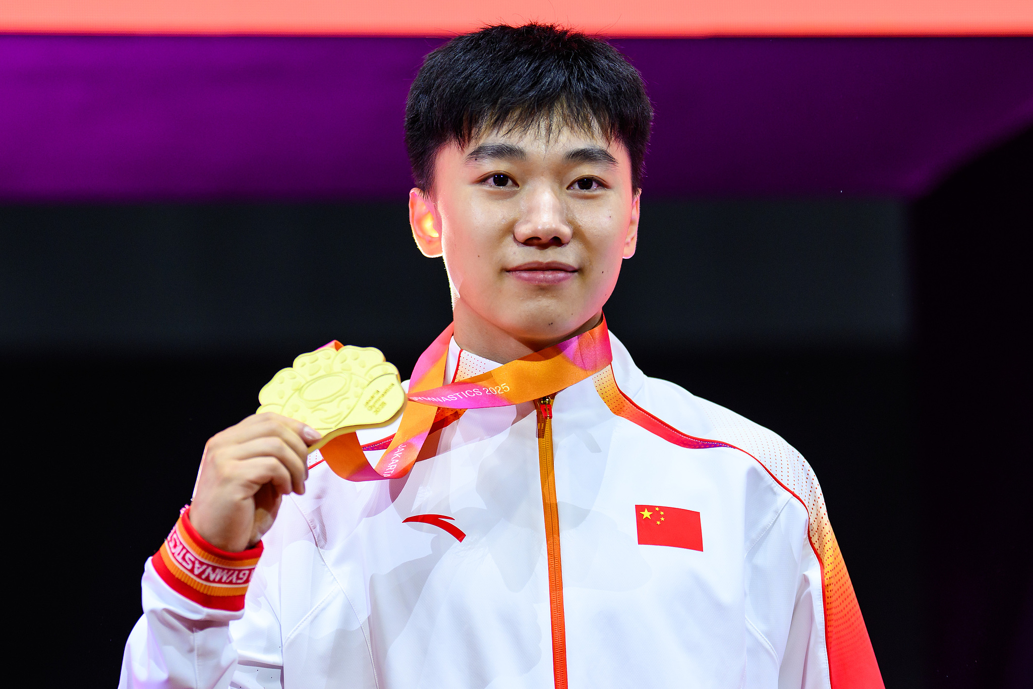 Hong Yanming of China displays his award after winning the men's pommel horse gold medal at the Artistic Gymnastics World Championships in Jakarta, Indonesia, October 24, 2025. /VCG