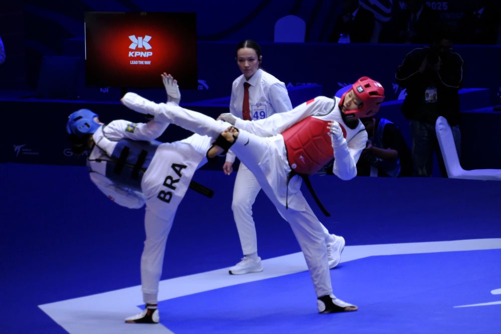 Luo Zongshi (R) of China fights Maria Clara Pacheco of Brazil in the women's 57-kilogram semifinals at the World Taekwondo Championships in Wuxi, east China's Jiangsu Province, October 24, 2025. /VCG