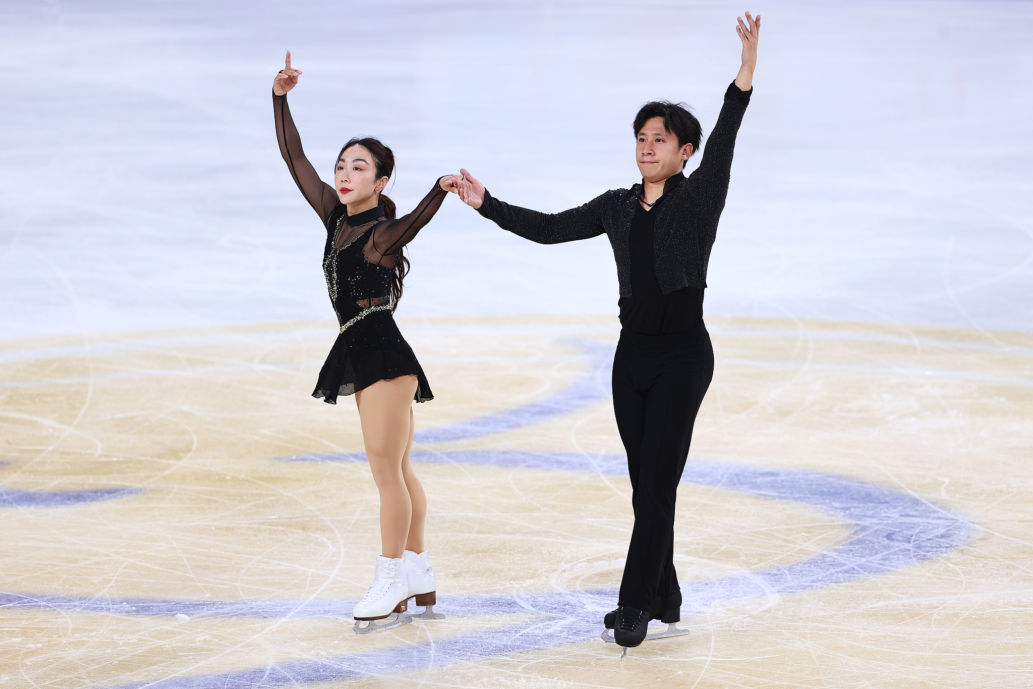 Sui Wenjing (L) and Han Cong of China perform in the pairs short program at the International Skating Union (ISU) Grand Prix Cup of China in southwest China's Chongqing Municipality, October 24, 2025. /VCG