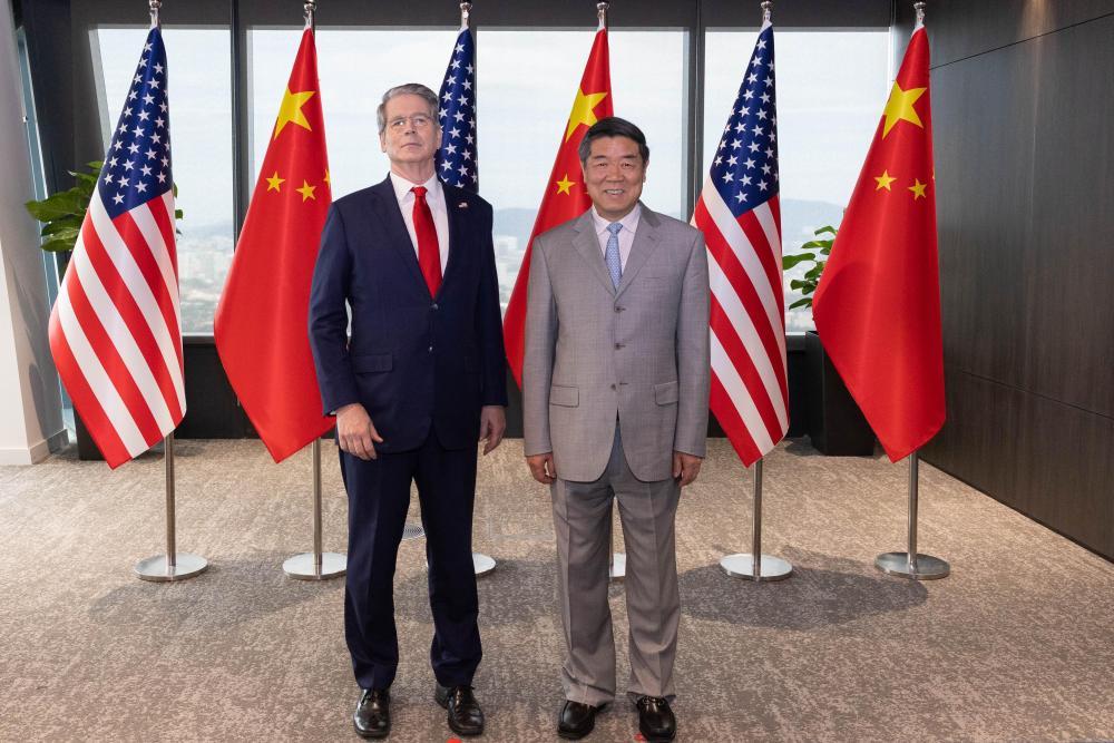 Chinese Vice Premier He Lifeng (R), also a member of the Political Bureau of the Communist Party of China Central Committee, poses for a photo with U.S. Treasury Secretary Scott Bessent prior to their talks in Kuala Lumpur, Malaysia, October 25, 2025. /CMG