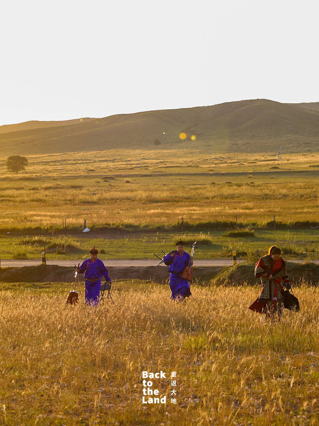 Two morin khuur players prepare to perform on the grasslands of Inner Mongolia. /CGTN