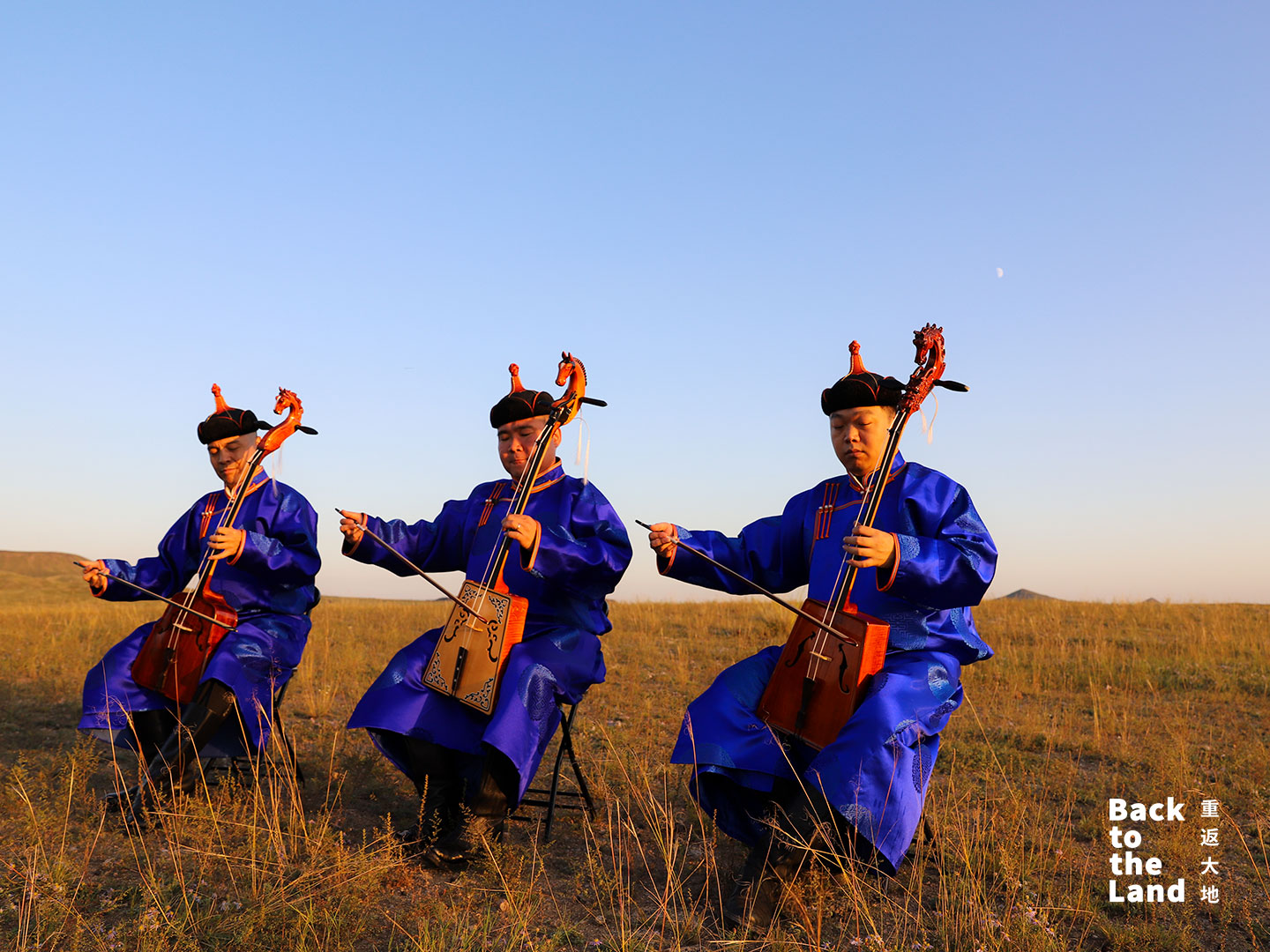 Morin khuur players perform on the grasslands of Inner Mongolia. /CGTN