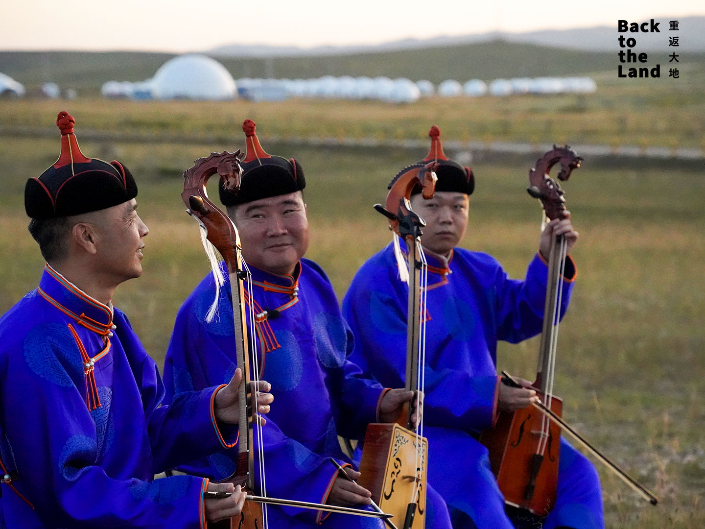 Morin khuur players perform on the grasslands of Inner Mongolia. /CGTN
