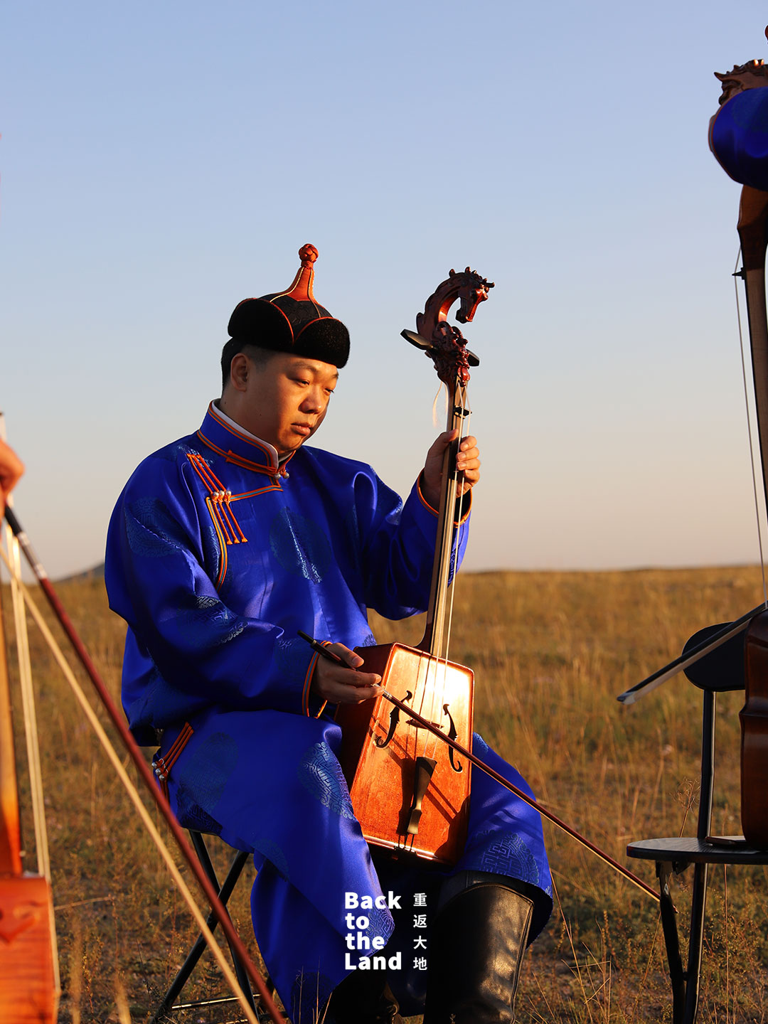 A morin khuur player performs on the grasslands of Inner Mongolia. /CGTN
