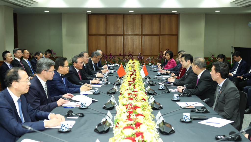 Chinese Premier Li Qiang holds talks with Singaporean Prime Minister Lawrence Wong in Singapore, October 25, 2025. /Xinhua
