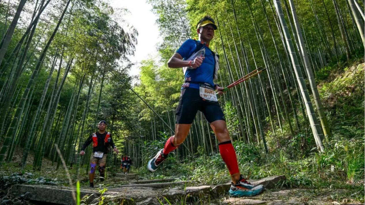Running race lights up the mountain in east China's Deqing