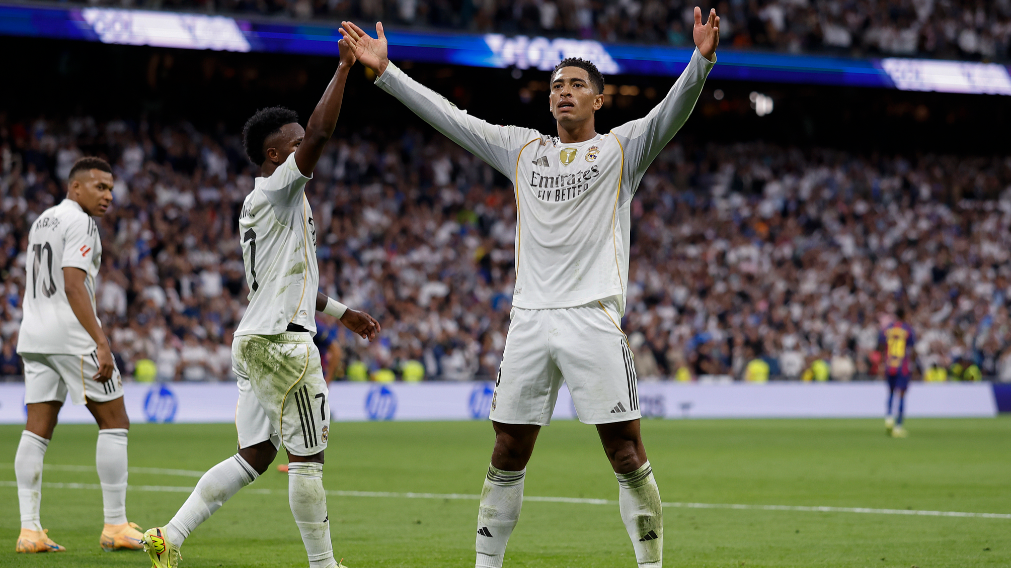 Jude Bellingham (C) celebrates after scoring a goal during Real Madrid's La Liga match against Barcelona at the Estadio Santiago Bernabeu in Madrid, Spain, October 26, 2025. /VCG
