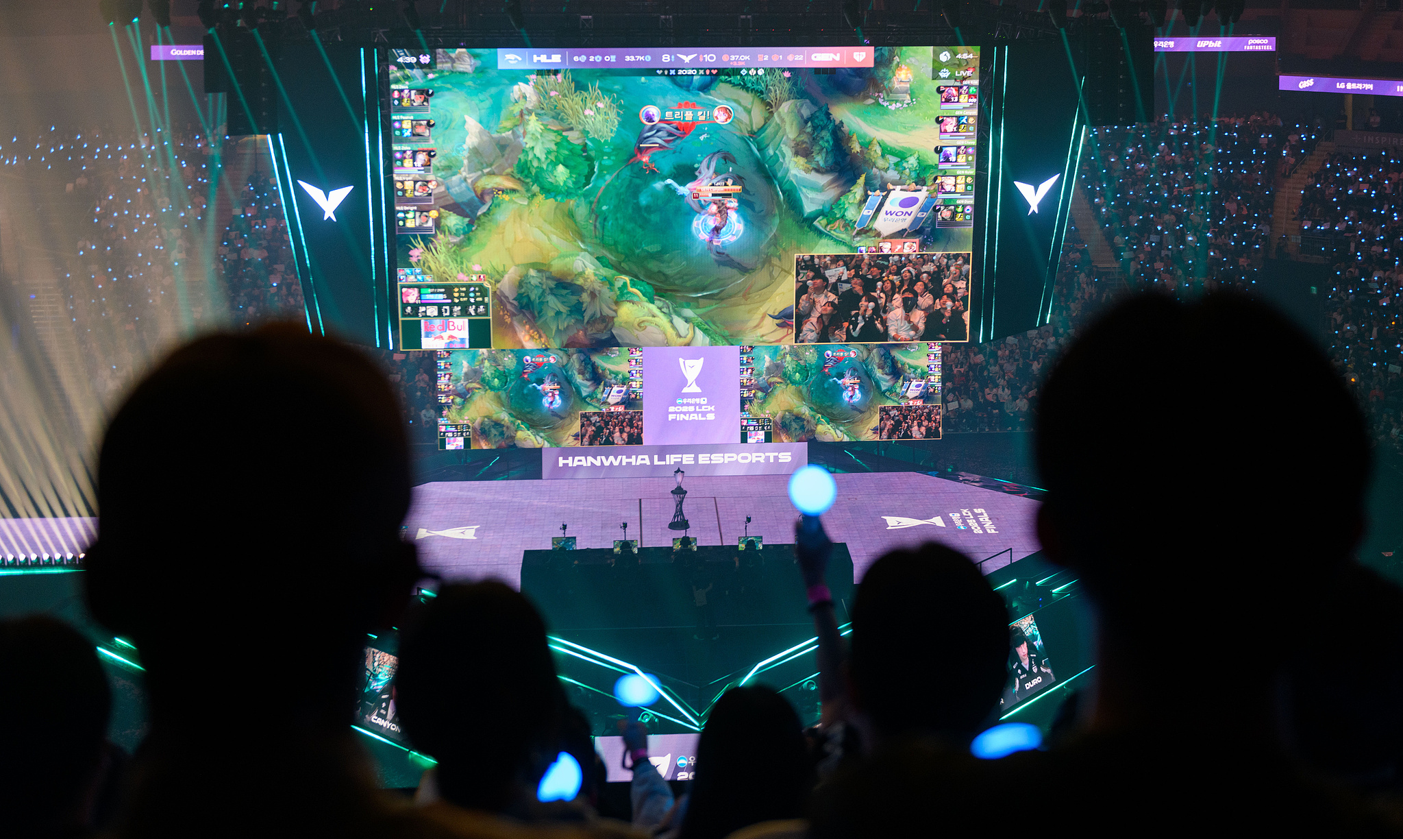 Esports fans watch the 2025 League of Legends Champions Korea Finals in Incheon, South Korea, September 28, 2025. /VCG