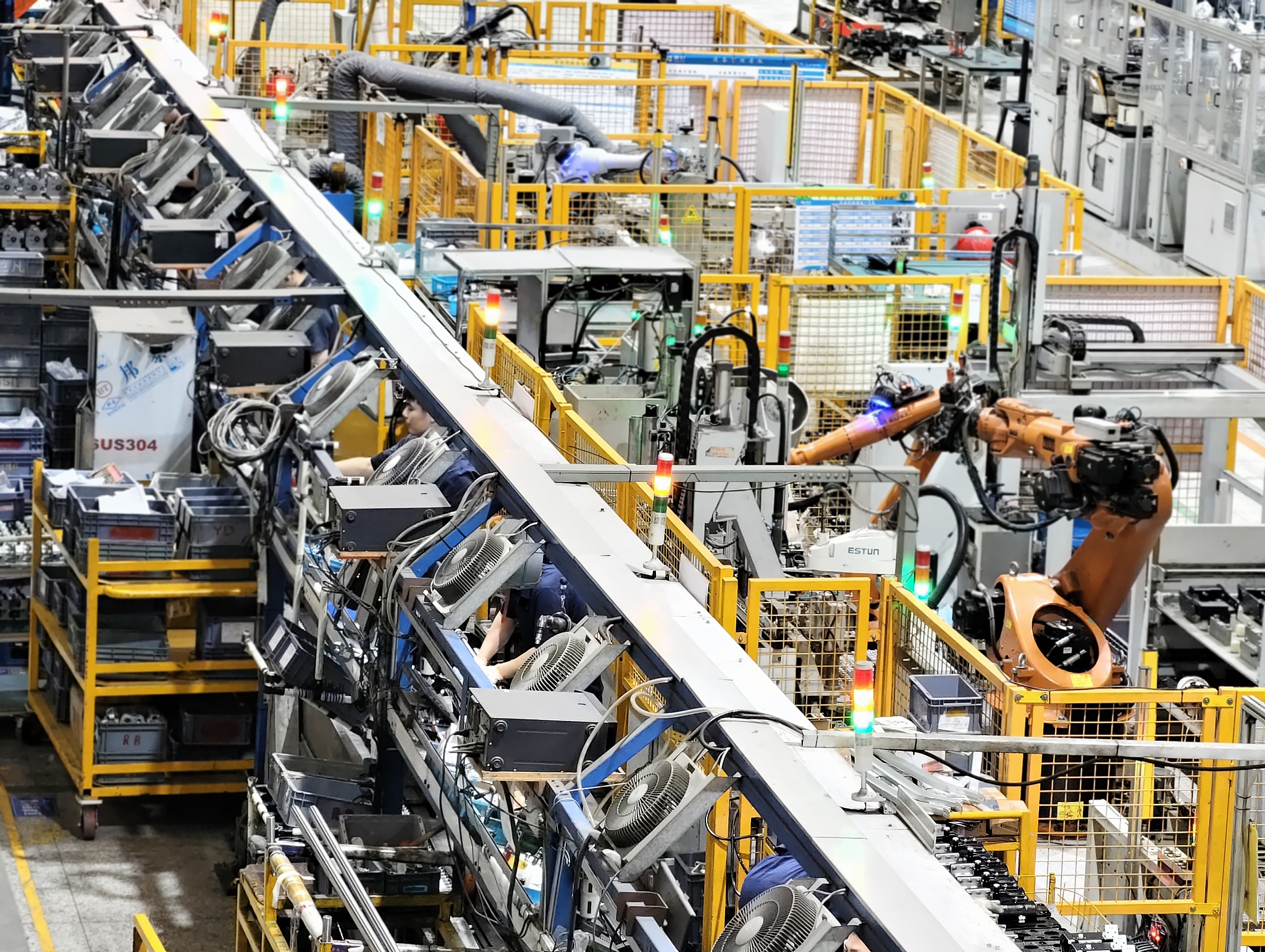 Robotic arms perform precise operations inside a smart factory in Nanjing, China's Jiangsu Province, on September 20, 2025. /VCG