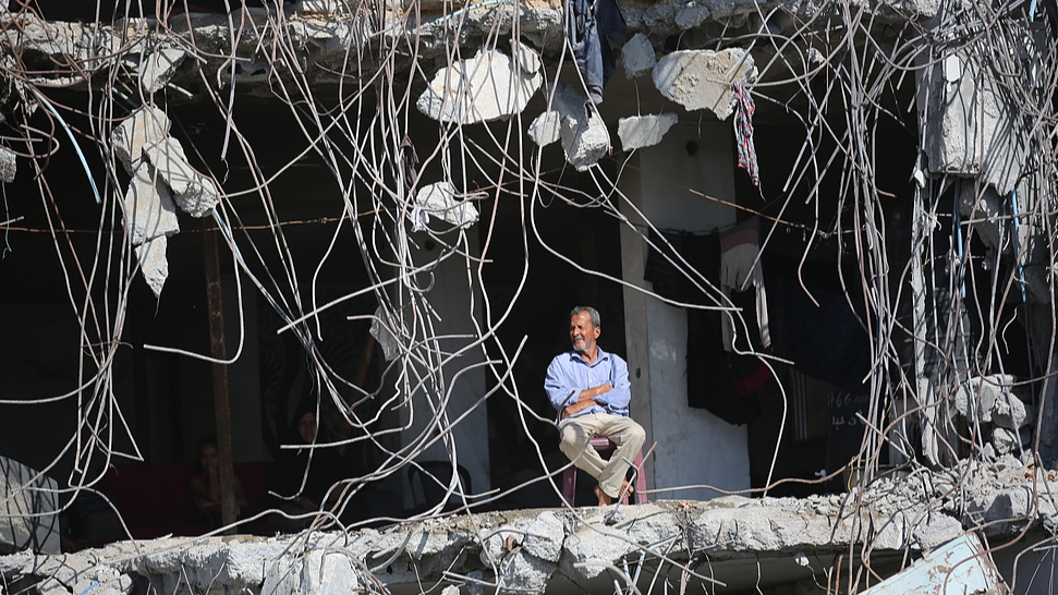 Daily struggle continues for Palestinians who returned to their homes after the ceasefire agreement, trying to build a new life in the city devastated by Israeli attacks, in Gaza, October 25, 2025. /VCG
