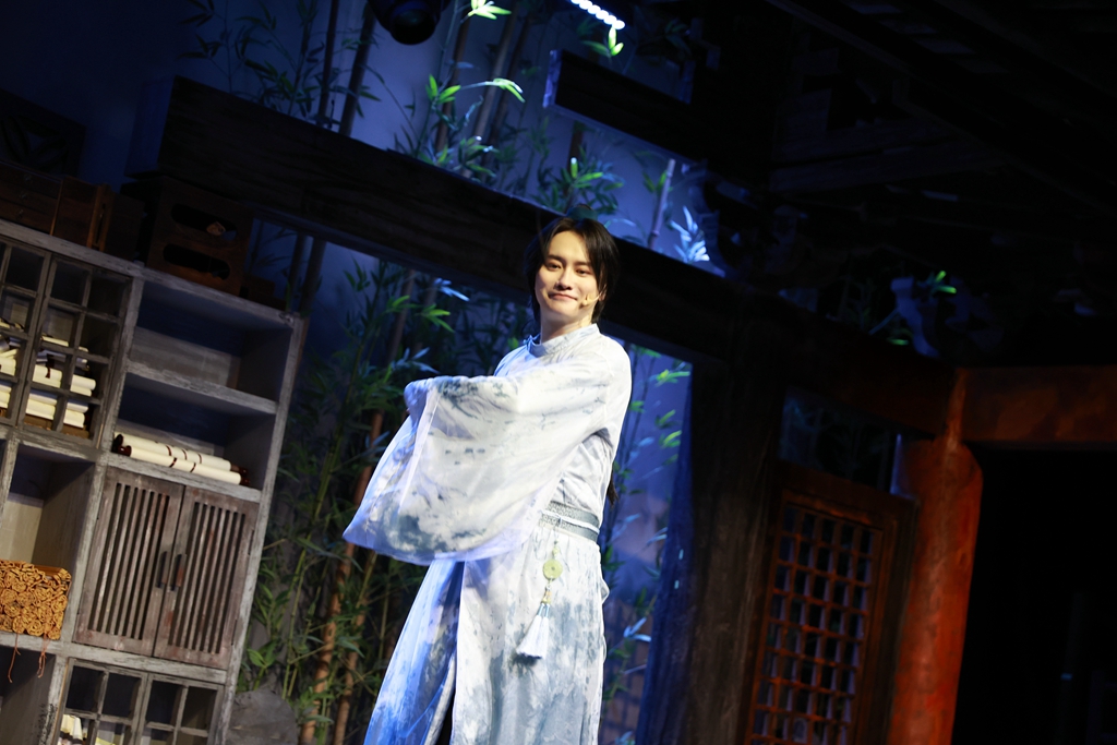 A stage photo of Shinji Rachi as Bai Juyi in the Japanese version of 