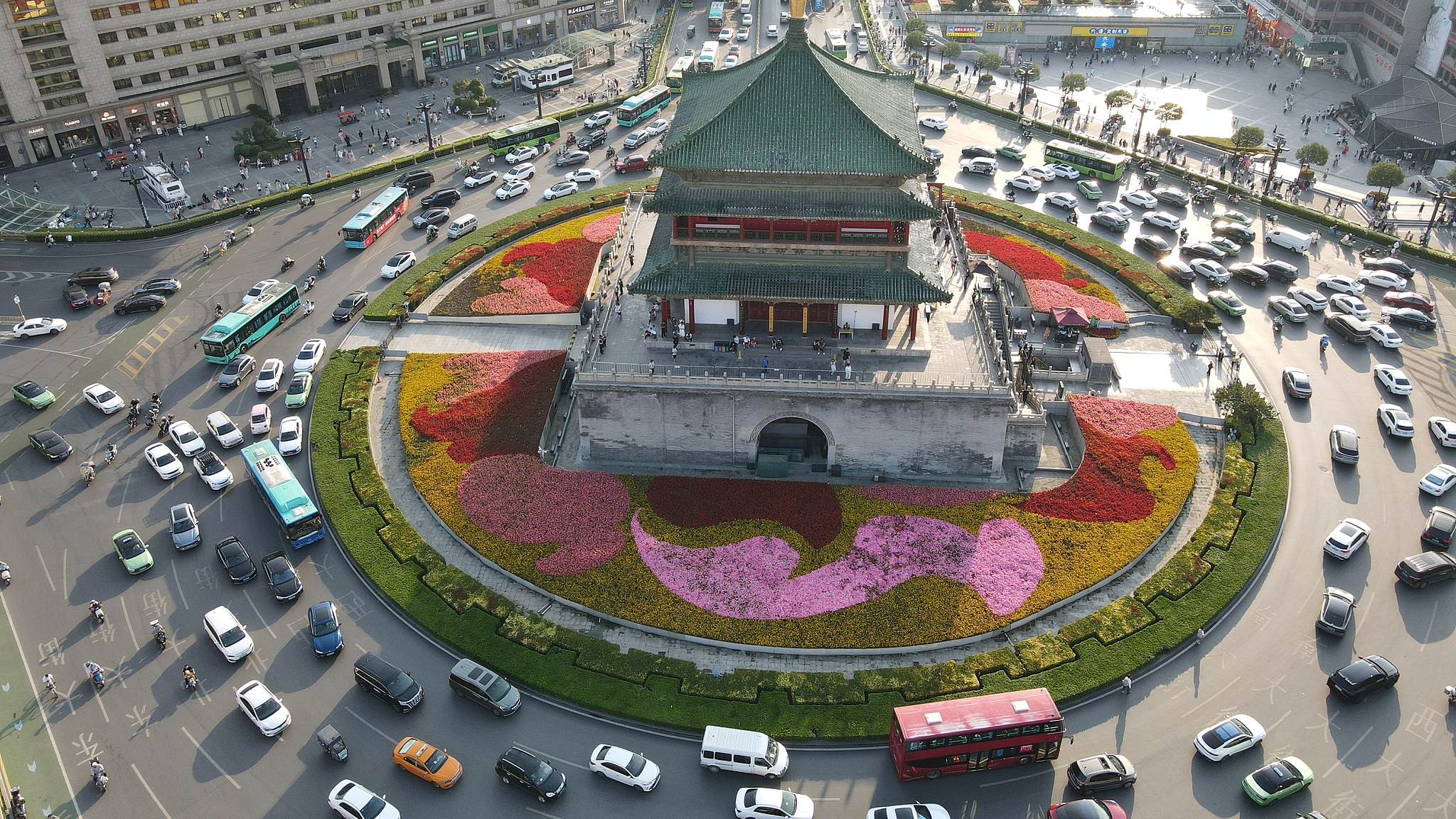 Live: Vibrant view of Xi'an Bell Tower