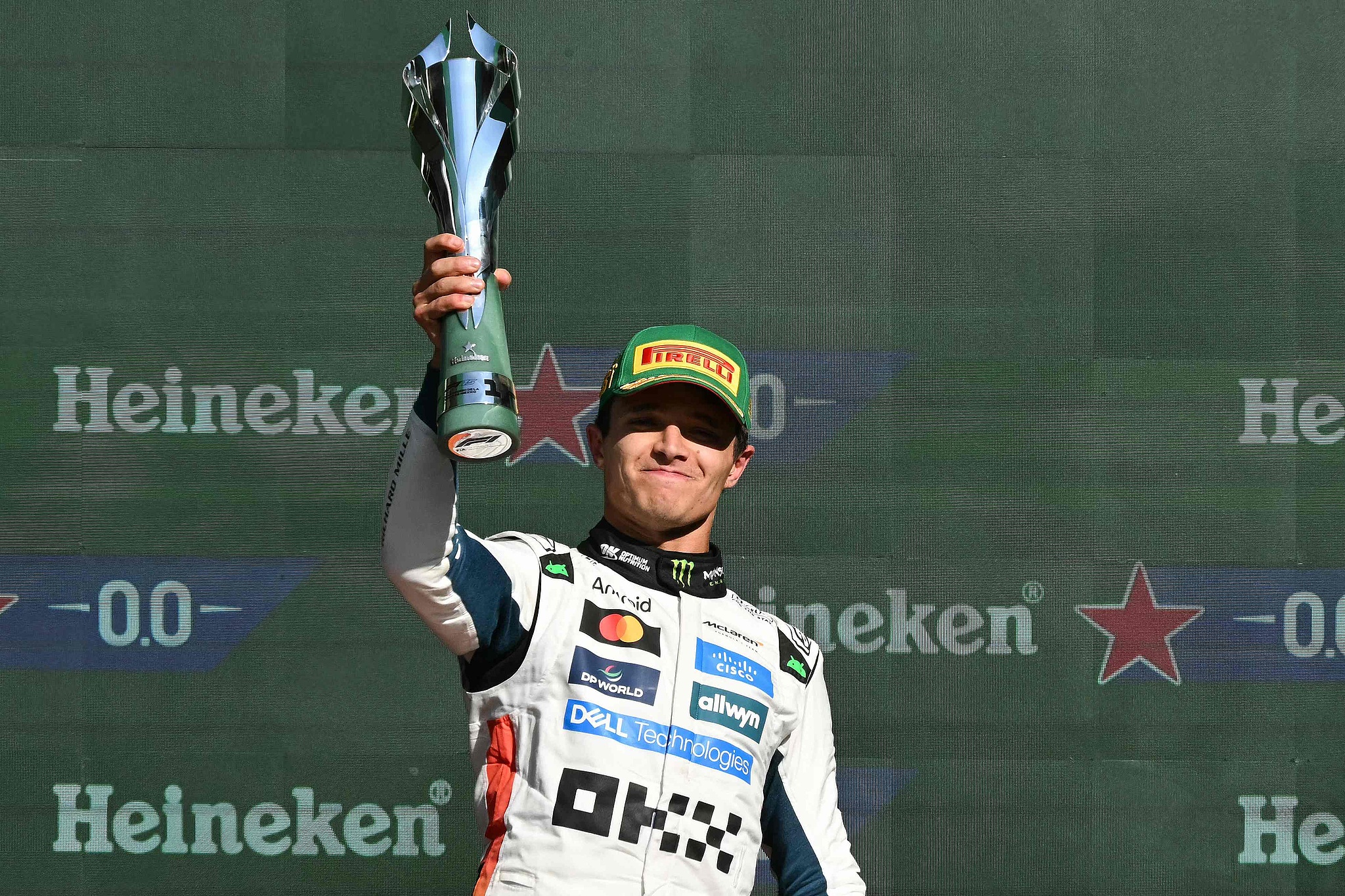  McLaren's British driver Lando Norris lifts the trophy on the podium after winning the Mexico City Formula One Grand Prix at the Hermanos Rodriguez racetrack in Mexico City, October 26, 2025. /VCG