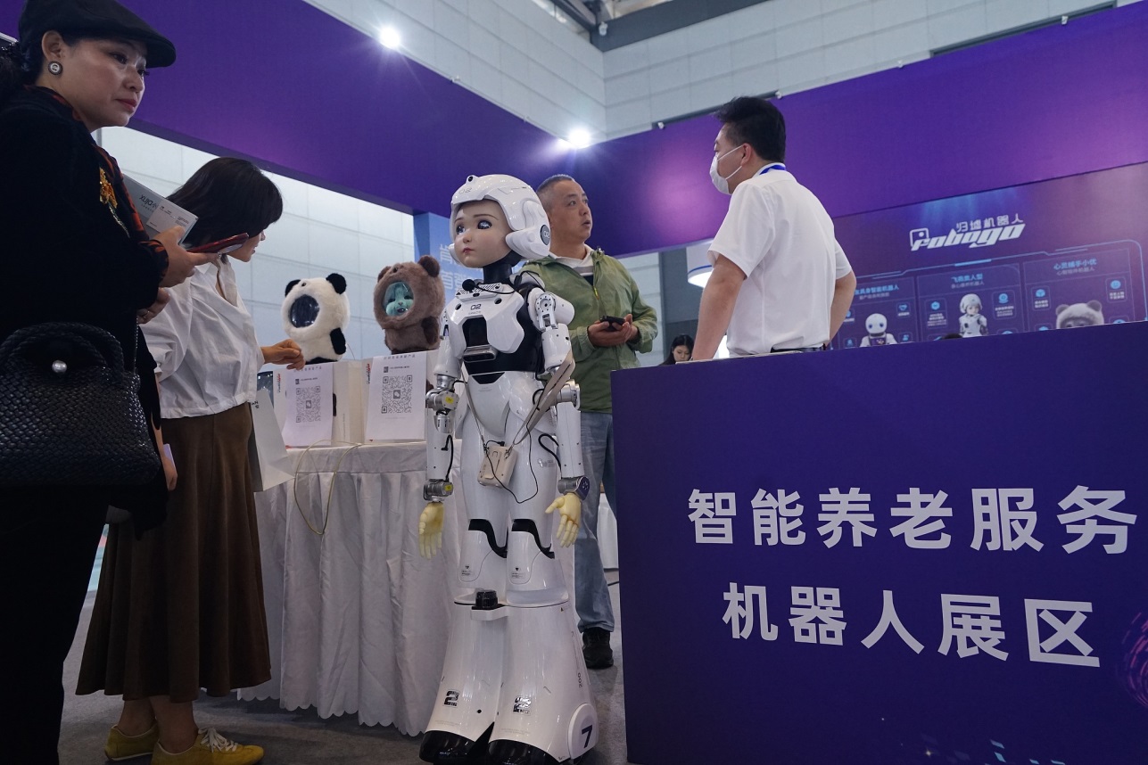 A companion robot draws attention from visitors to the Xi'an International Elderly Industry Expo held on September 20, 2025. It is widely believed that smart elderly care emerged as the biggest highlight of this year's exhibition. /VCG

