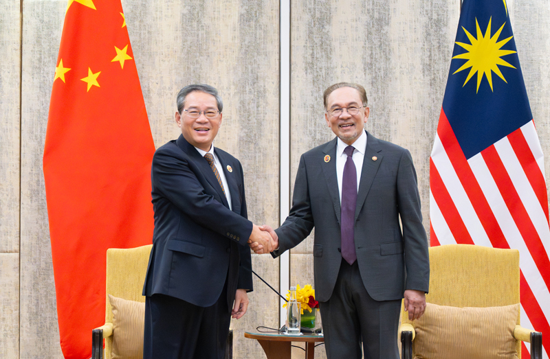 Chinese Premier Li Qiang (L) shakes hands with Malaysian Prime Minister Anwar Ibrahim on the sidelines of the leaders' meetings on East Asian cooperation held in Malaysia, October 28, 2025. /Xinhua