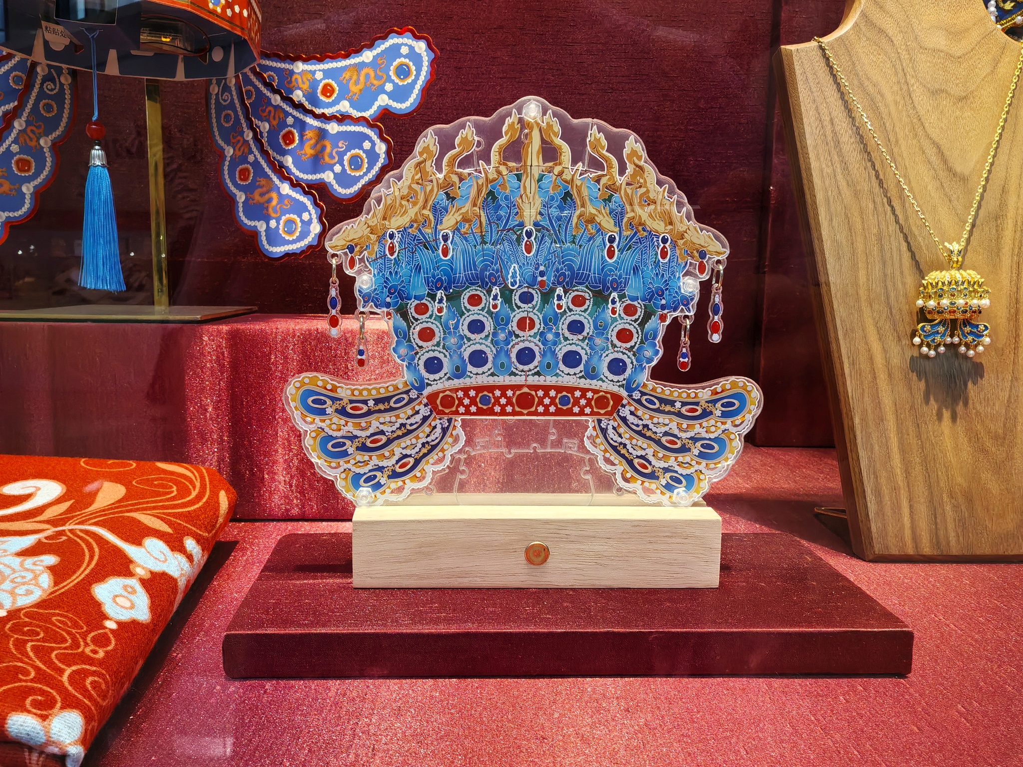 A fridge magnet featuring the phoenix coronet of Empress Xiaoduan is on display at the National Museum of China in Beijing. /VCG 