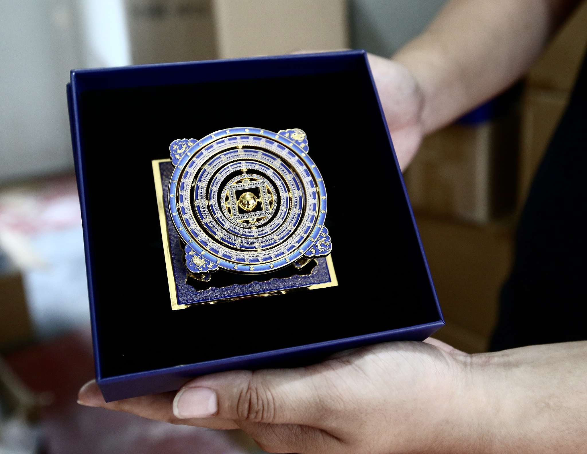 A fridge magnet featuring the cauldron ceiling of the Heavenly Palace is displayed at the Beijing Ancient Architecture Museum. /VCG