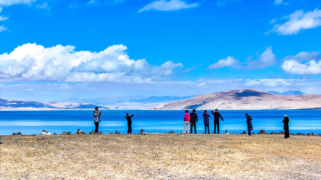 Azure waters of Lake Lhanag-tso in Xizang resemble a fairyland