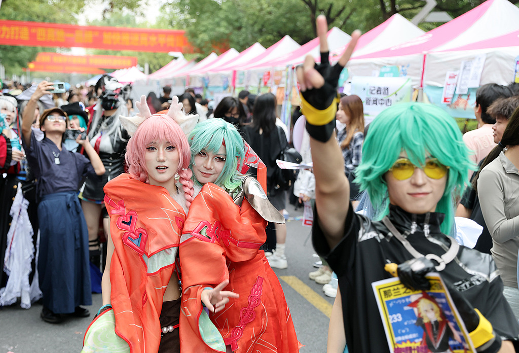 Cosplay quickly evolved into a subculture of the ACG craze, with many cosplayers emulating their favorite fictional characters through dress. /VCG