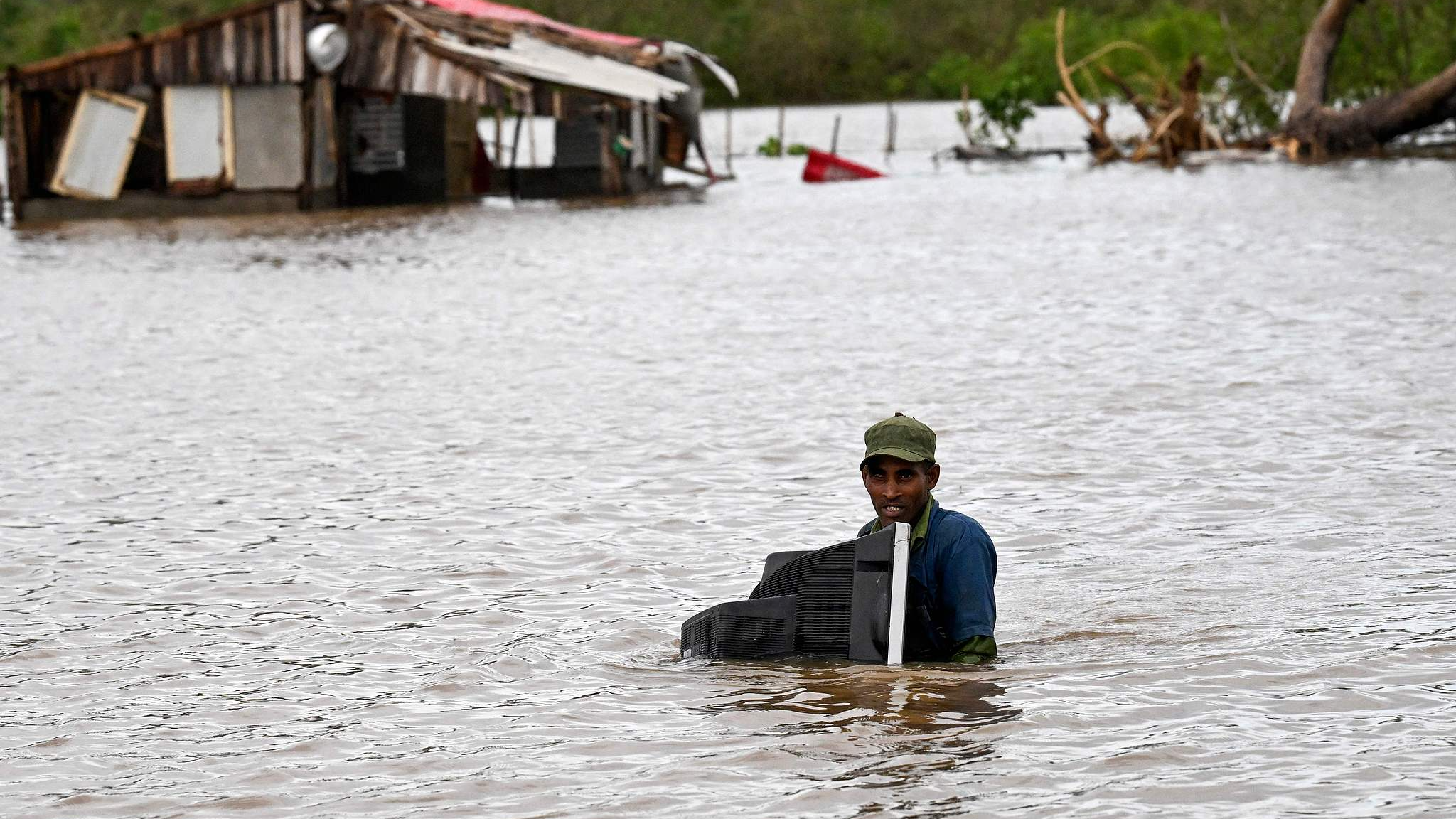 After Hurricane Melissa, a farmer rescued a television from his flooded home, San Miguel de Parada, Santiago de Cuba Province, Cuba, October 29, 2025. /VCG