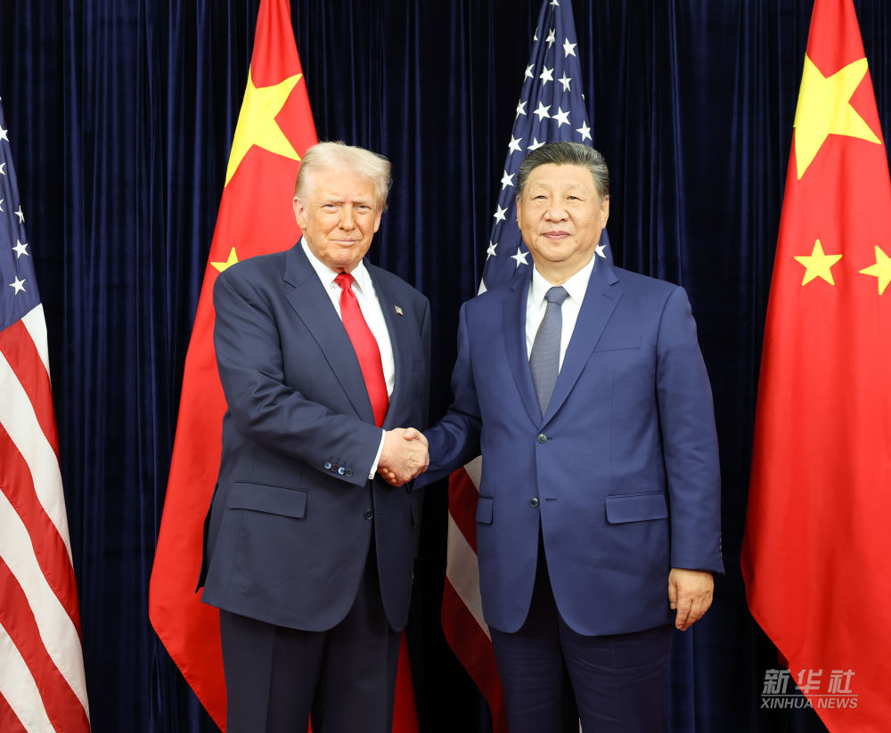 Xi Jinping shakes hands with Donald Trump
