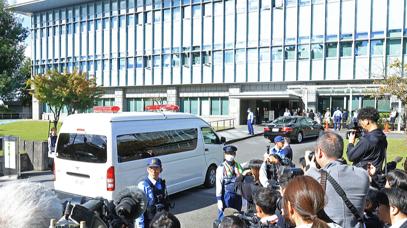 A vehicle carrying defendant Tetsuya Yamagami arrives at Nara District Court for his first trial in Osaka City, Osaka Prefecture, Japan, October 28, 2025. /CFP
