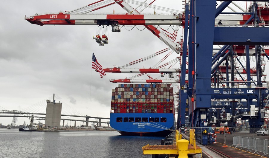 A container ship of China's COSCO Shipping docks at a new container terminal of the Port of Long Beach in California, the United States, August 20, 2021. /Xinhua