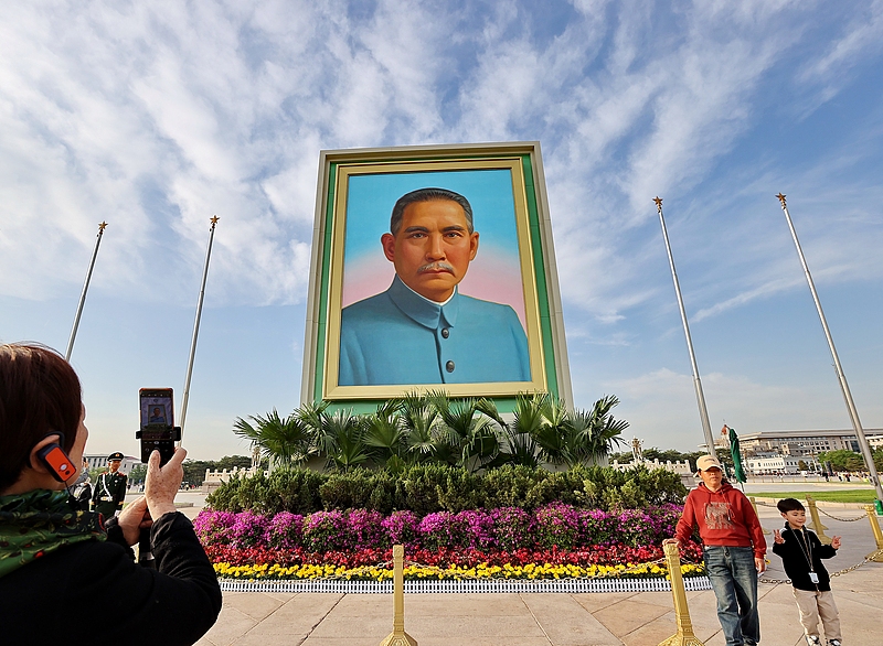 A giant portrait of Sun Yat-sen in Tian'anmen Square in Beijing, China, April 29, 2025. /VCG