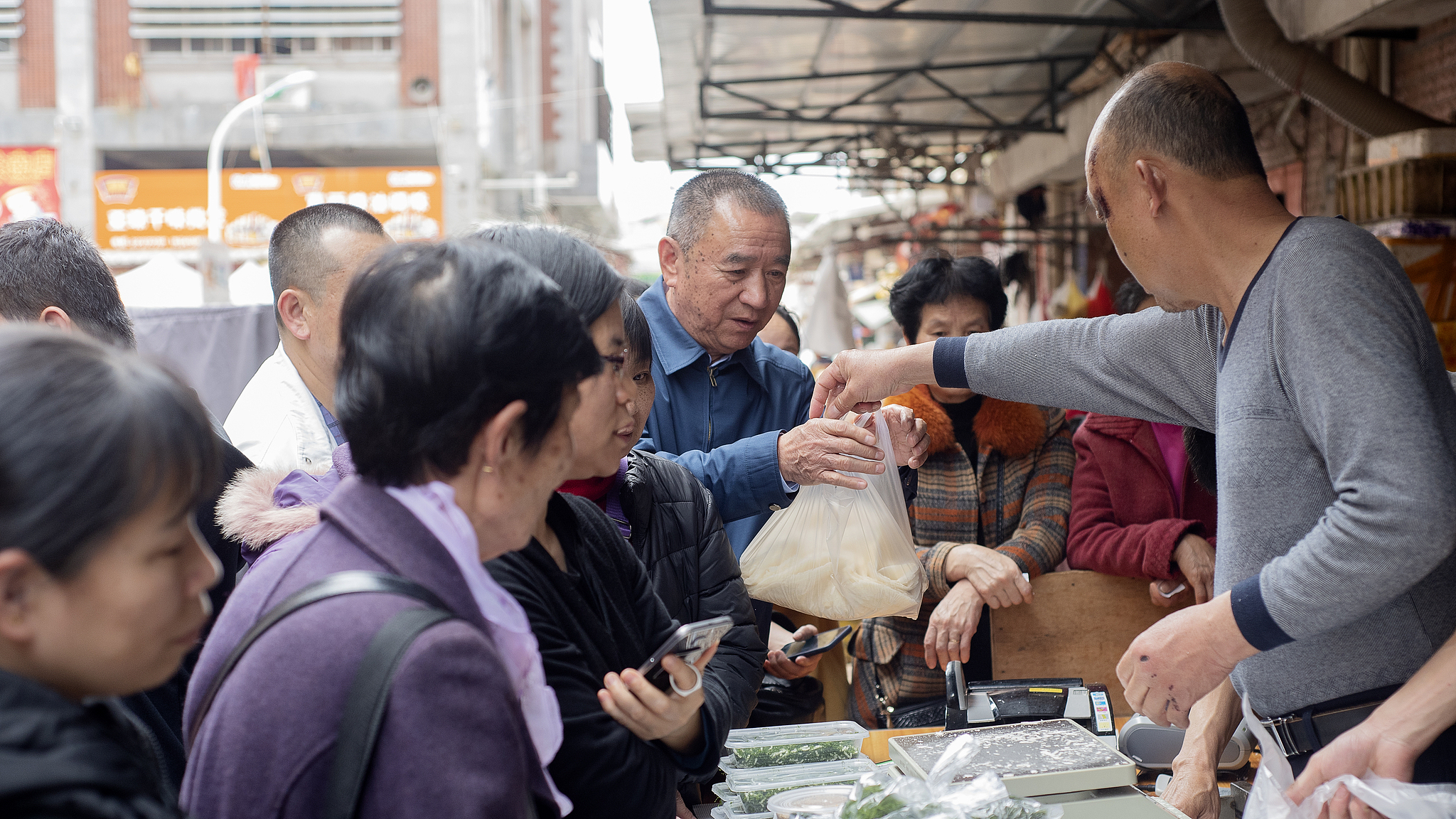 Local specialty Run Bing Cai, a traditional snack similar to spring rolls, Quanzhou, Fujian, China, April 27, 2023. /CFP