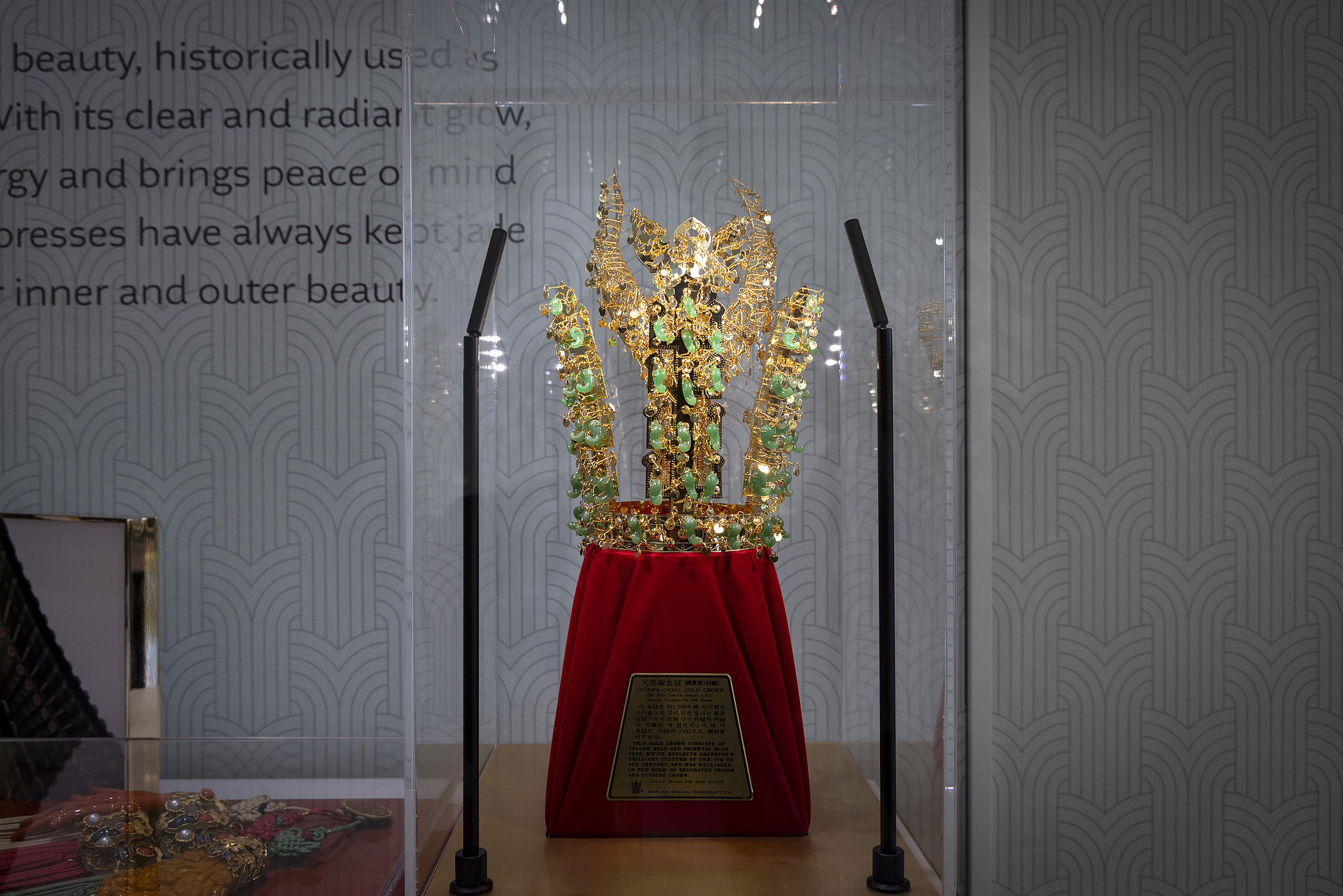 A replica of a gold crown from the ancient Korean Kingdom of Silla is displayed at Hwang Nyong Won during the 32nd APEC Economic Leaders' Meeting in Gyeongju, the Republic of Korea, October 31, 2025. / CFP