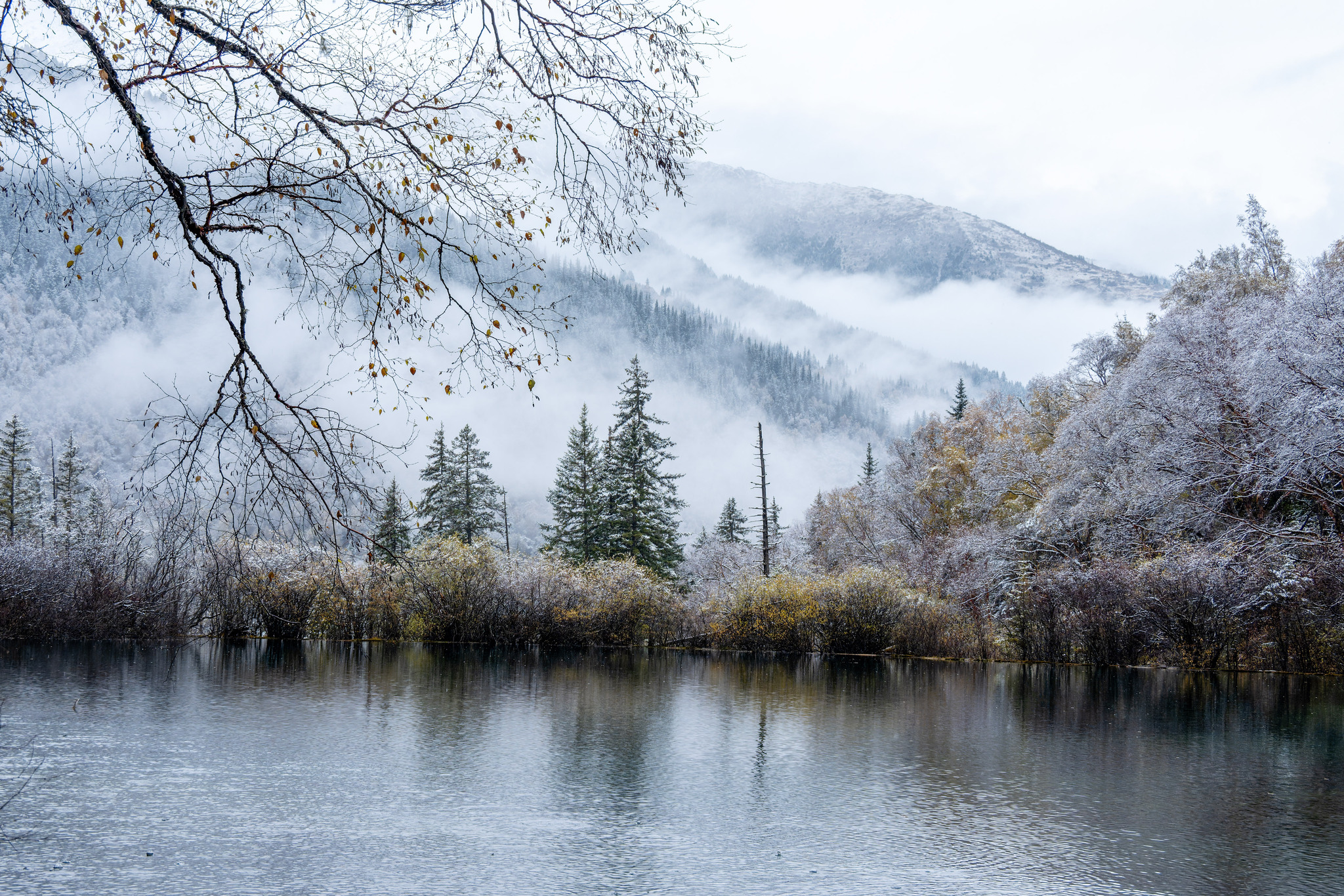 The first snowfall of the autumn season blankets the Jiuzhaigou scenic area in Sichuan Province, enhancing the beauty of its crystal-clear pools on October 31, 2025. /VCG
