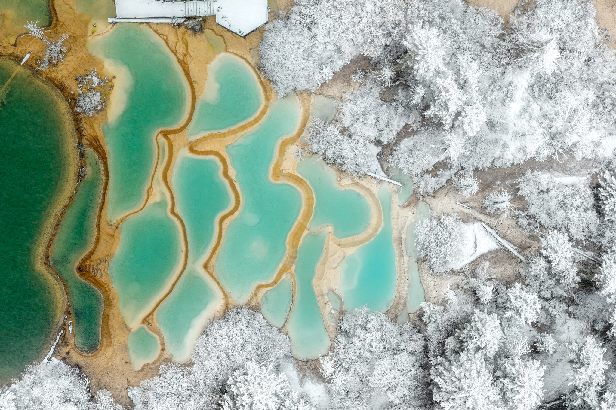 The first snowfall of the autumn season blankets the Jiuzhaigou scenic area in Sichuan Province, enhancing the beauty of its crystal-clear pools on October 31, 2025. /VCG