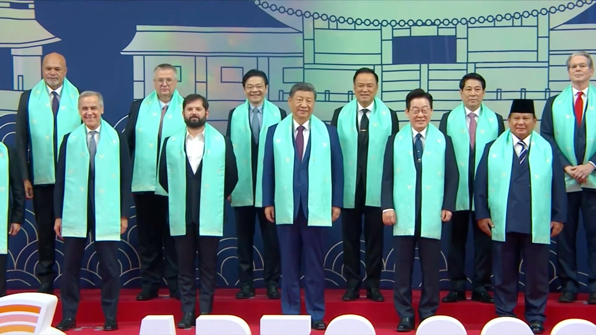 Watch: Xi Jinping poses for a photo with fellow APEC leaders