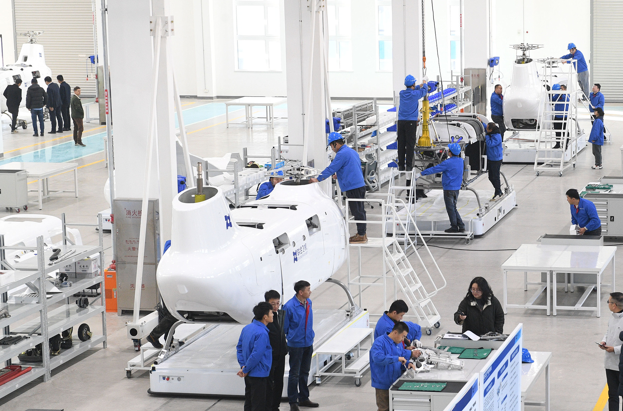 Engineers assemble the T1400 unmanned helicopter. /VCG