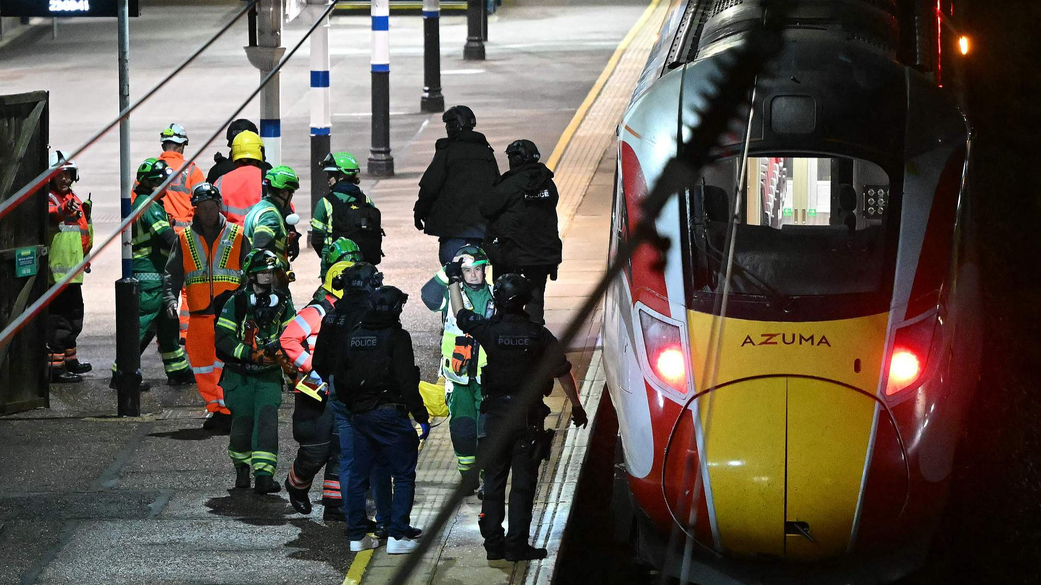 Police officers and emergency service personnel work alongside an LNER Azuma train at Huntingdon Station following a stabbing on a train, in Huntingdon, eastern England, on November 1, 2025. /VCG
