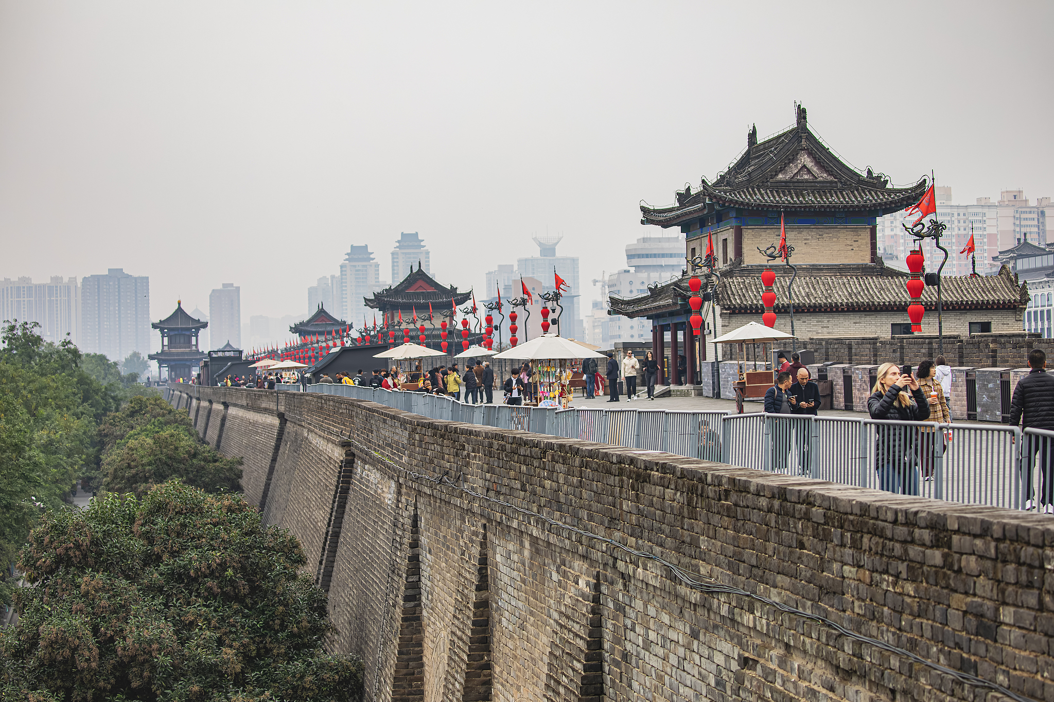 People visit the ancient wall in Xi'an, Shaanxi Province, on October 23, 2025. /VCG