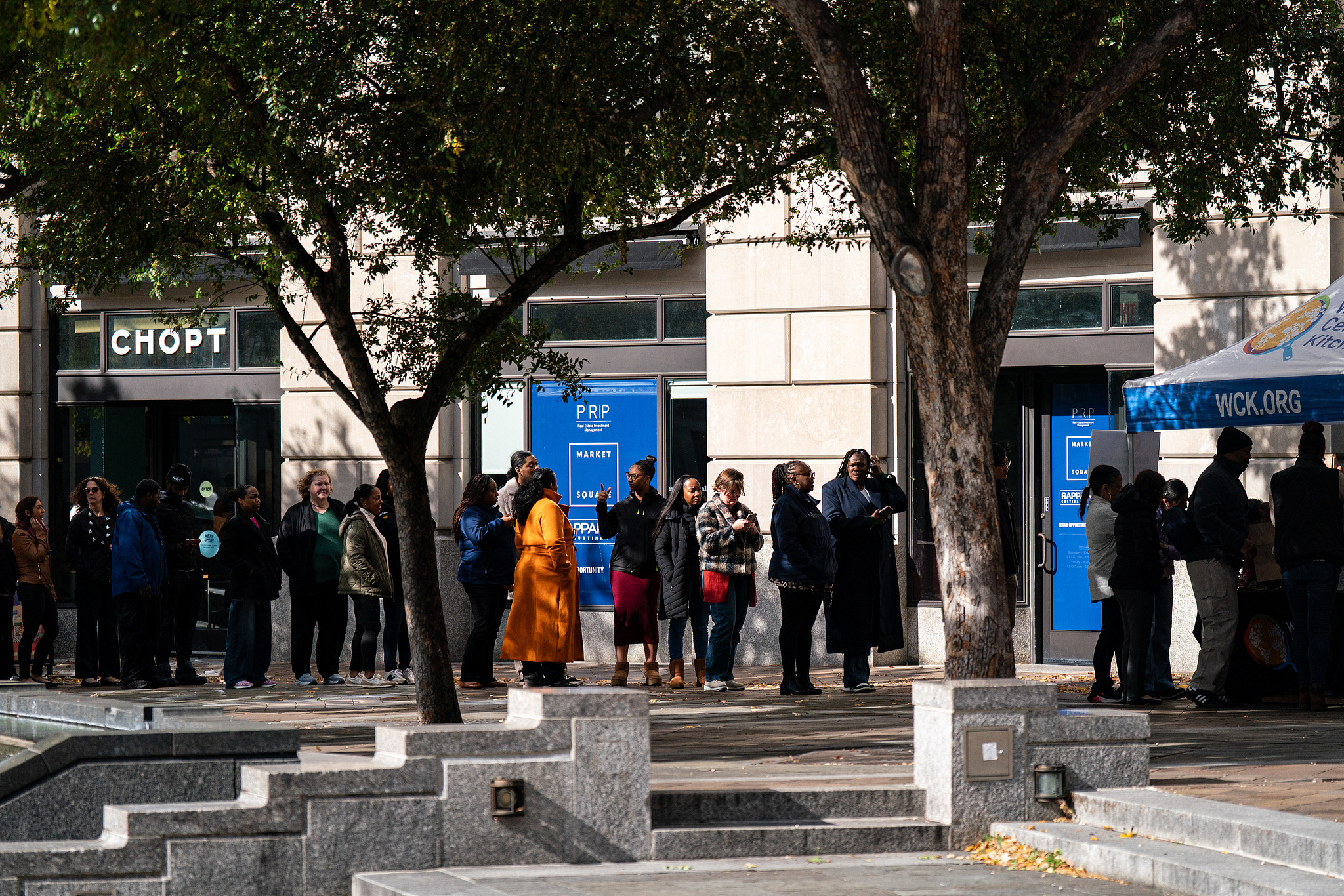 Residents line up to receive meals provided for furloughed federal workers at José Andrés' World Central Kitchen free meal distribution site in Washington, D.C., United States, October 31, 2025./ VCG