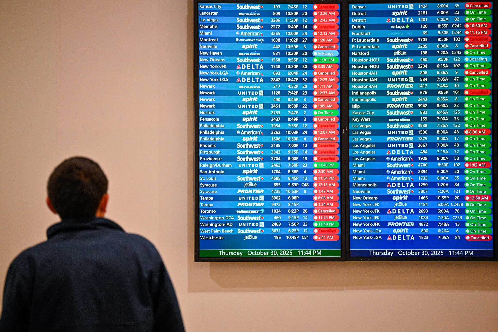 Flight cancellations are displayed on screens at Orlando International Airport in Orlando, Florida, United States, October 30, 2025./ VCG