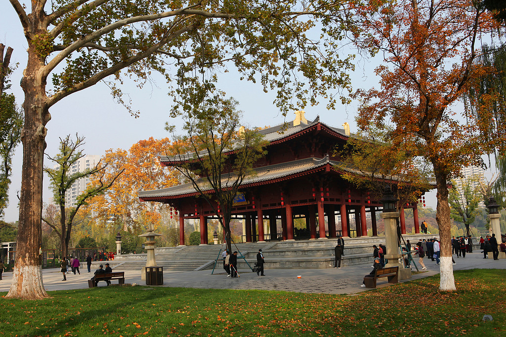 Xingqinggong Park in late autumn is pictured on November 3, 2025 in Xi'an, Shaanxi Province. /VCG 